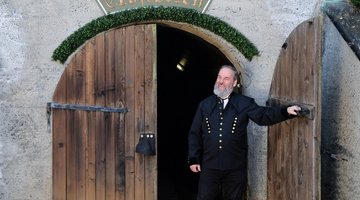 Hansi öffnet eine Tür
