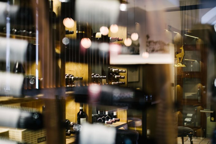 Weinregale im Restaurant 