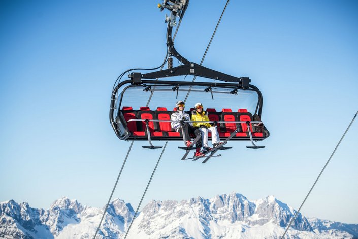 Skifahrer im Sessellift