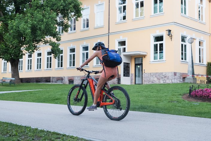 Frau beim Fahrradfahren