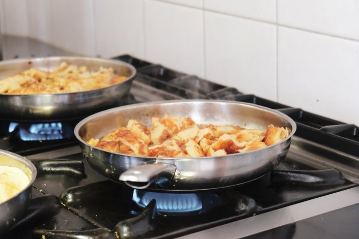 zwei Pfannen beim Braten 