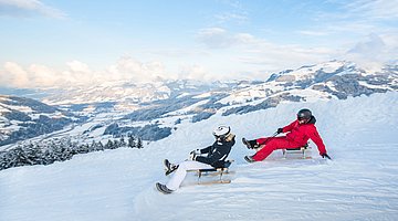 Paar beim Rodeln 