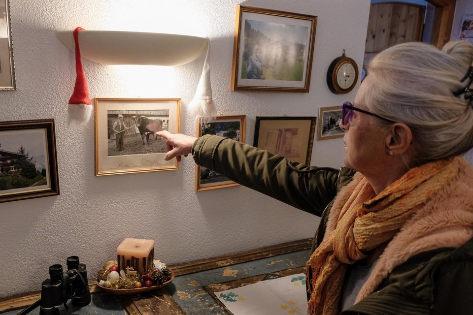 Frau erklärt Bilder 