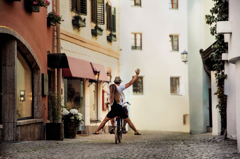 Paar am Rad in der Altstadt Kitzbühel 
