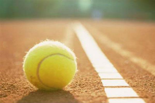 Tennisball am Sandplatz
