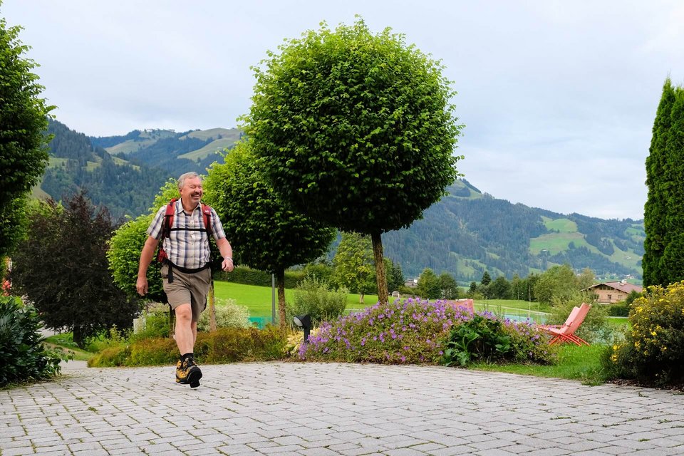 Mann Spaziert durch Dorf 