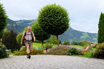 Mann Spaziert durch Dorf 