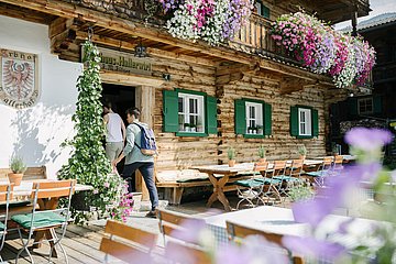 Wanderer kehren in eine Hütte ein 