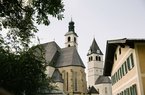Landschaft Ferienorte Kitzbuehel Sommer Kirche (c) Kitzbuehel Tourismus World Venture Forum 2023