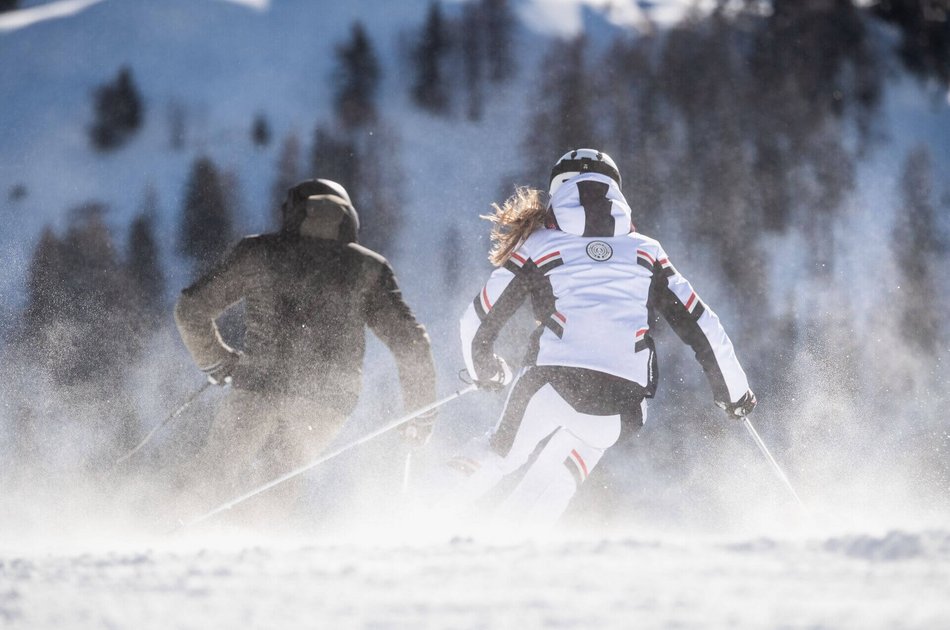zwei Skifahrer hintereinander 