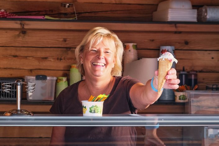 Barbara beim Eisladen 