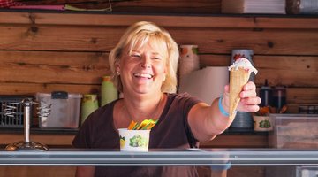 Barbara beim Eisladen 