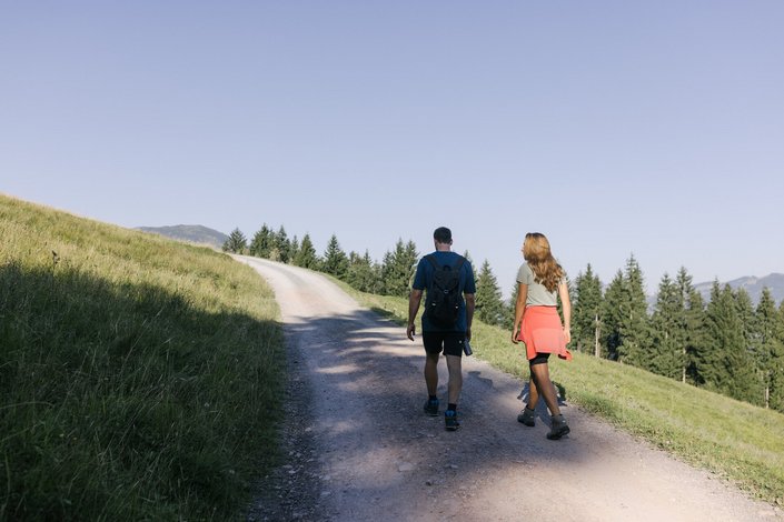 Paar beim Wandern am Hahnenkamm