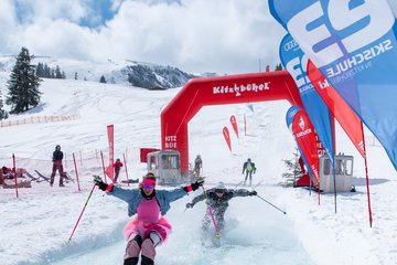 Dame im rosa Tütü Rock glücklich am Ziel nach dem Rennen