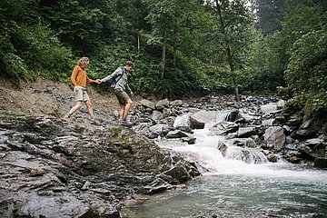 Wanderer bei Bach 
