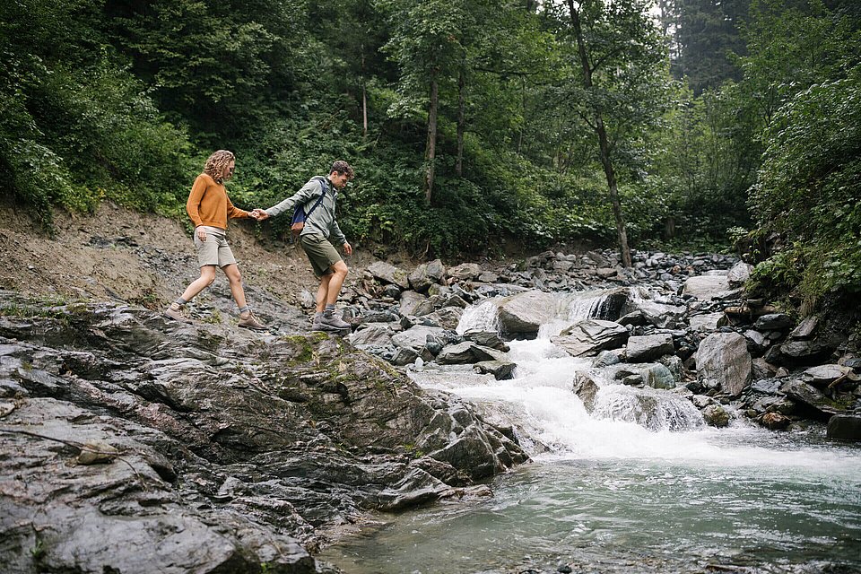 Wanderer bei Bach 