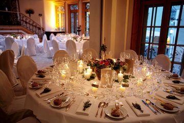 Festlich gedeckte Hochzeitstafel