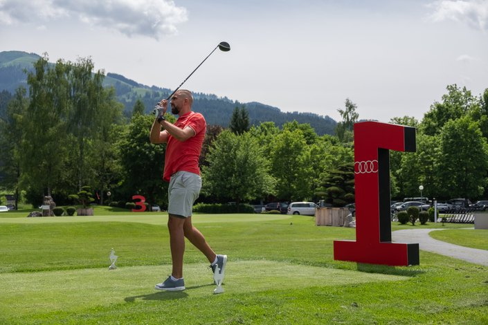 Golfer beim ersten Loch