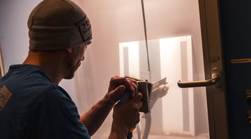 Ein Mann beim Arbeiten am Glas in einer Glaserei