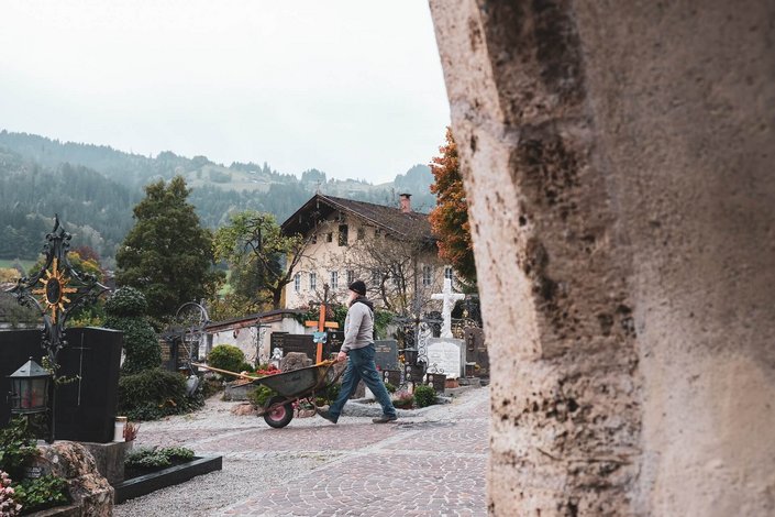 Der Friedhofswärter beim Arbeiten