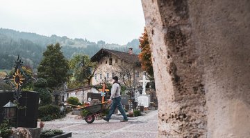 Der Friedhofswärter beim Arbeiten