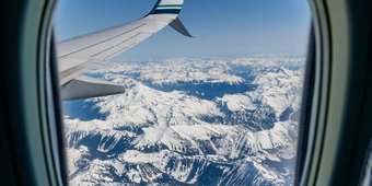 MIT DEM FLUGZEUG