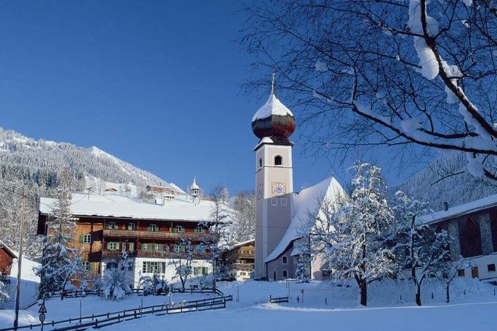 Winteransicht von der Kirche Aurach