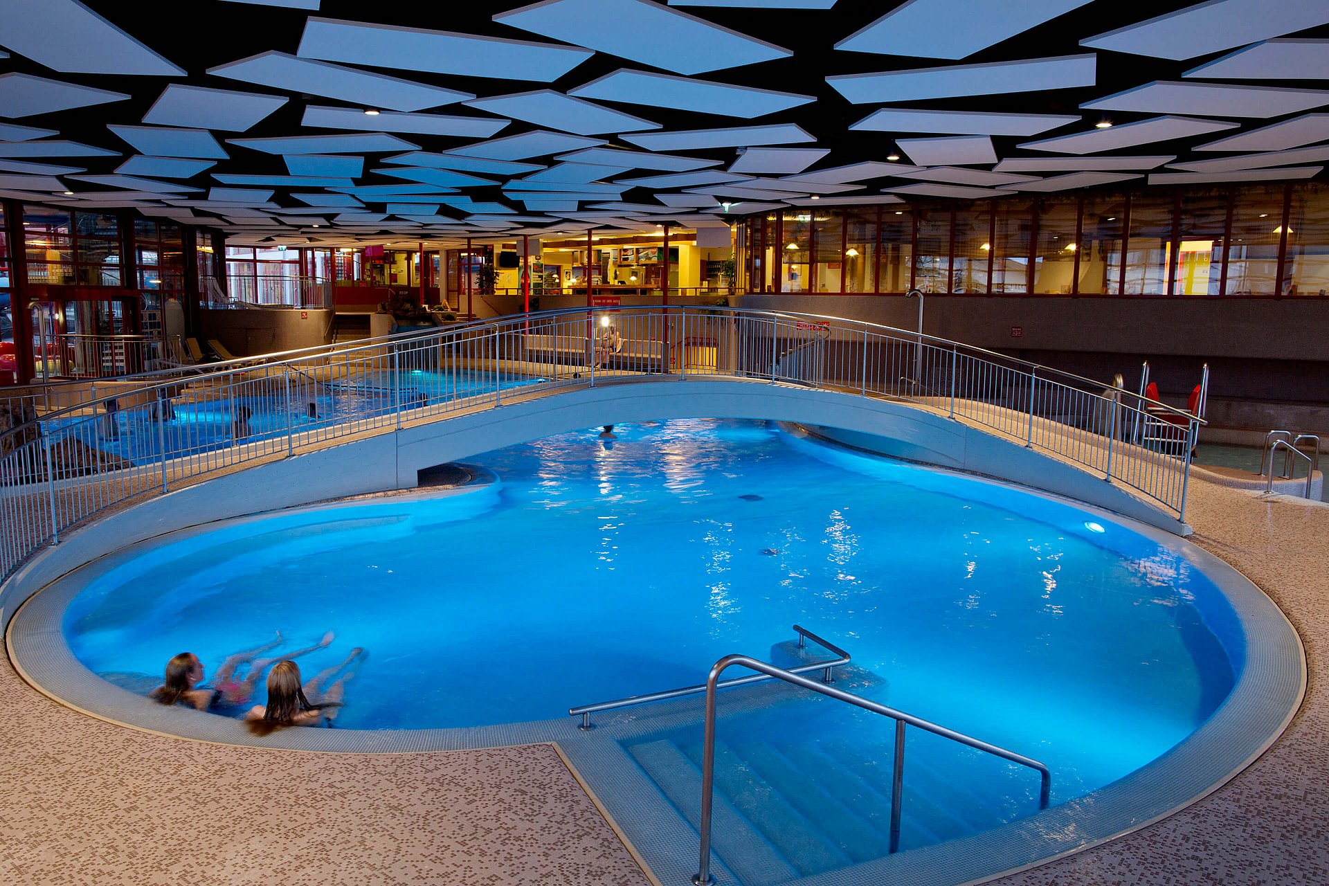 Frauen entspannen in der Aqua Arena Kitzbühel 