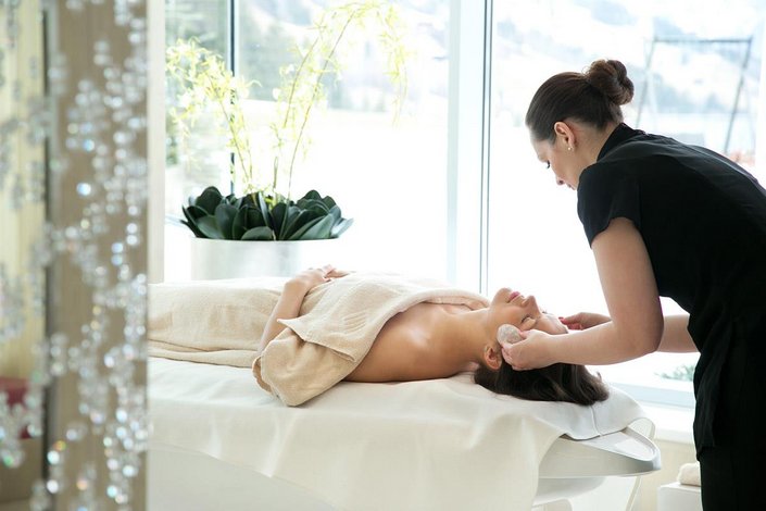 Frau bei der Beautyanwendung 