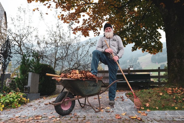 Firedhofswärter mit Schubkarre