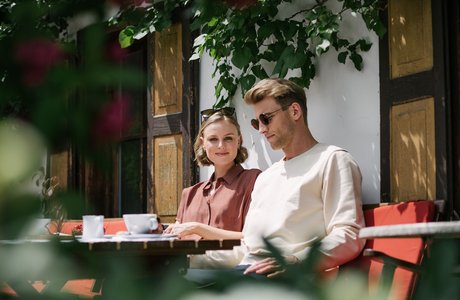 Ein Pärchen im Kaffeehaus im Sommer