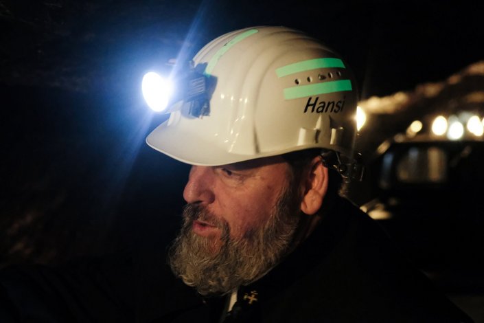 Hansi mit Helm