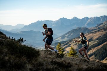 Frau und Mann laufen in den Südbergen Kitzbühels
