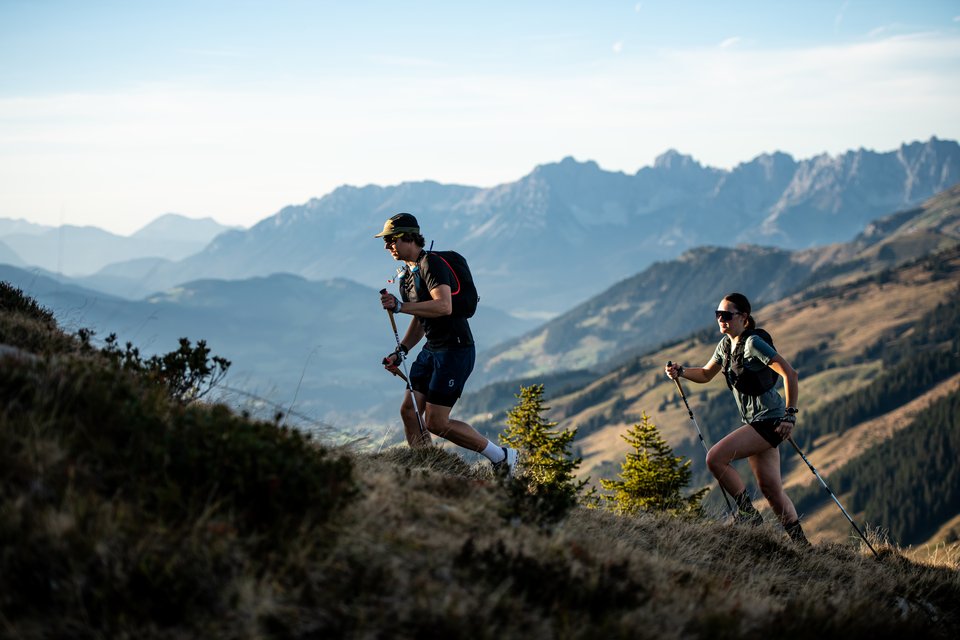 Frau und Mann laufen in den Südbergen Kitzbühels