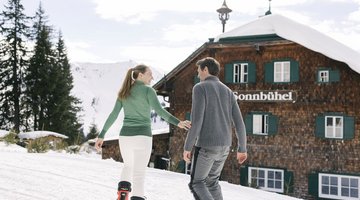 Paar genießt den Skitag bei einer Skihütte