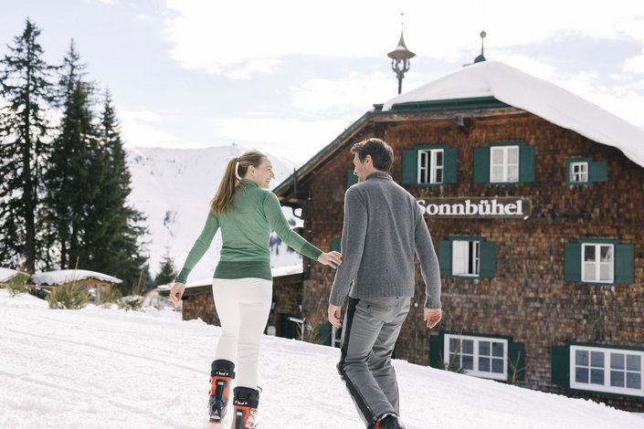 Paar genießt den Skitag bei einer Skihütte
