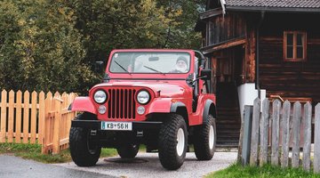 Der Friedhofswärter in seinem roten Jeep von Vorn