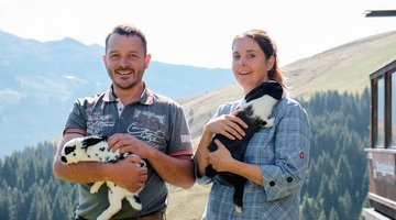 Nina mit Mann und Hasen im Arm