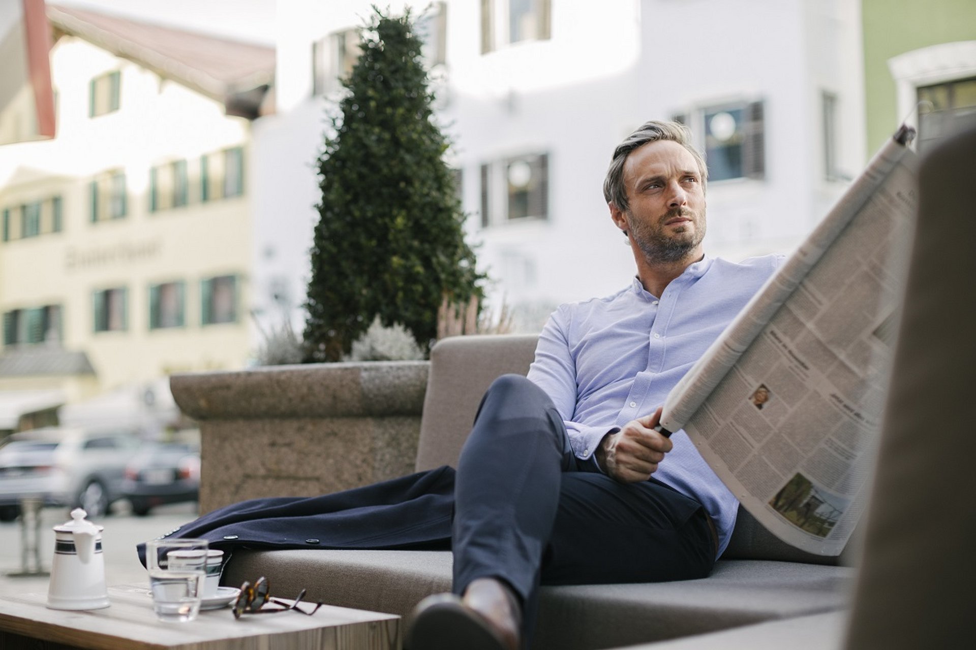 Mann liest Zeitung