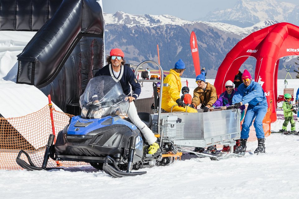 Die Besucher haben Spaß im Schnee