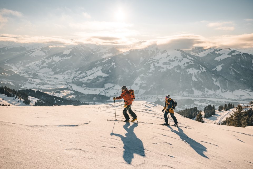 Paar auf einer Skitour auf die Bichlalm