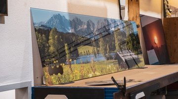 Ein Bild hinter Glas in einer Werkstatt