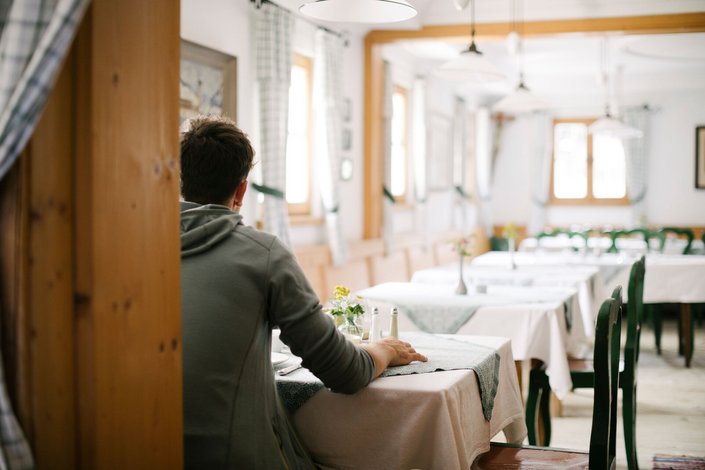 Mann in der Stube beim Frühstück