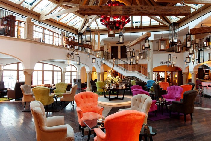 Gemütliche Bar mit bunten Ohrensessel