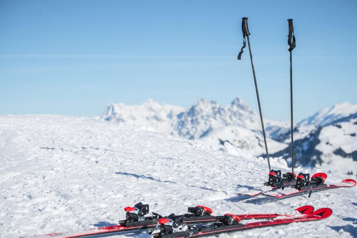 Skier und Skistecken 