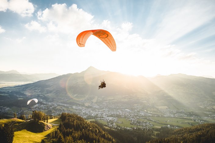 Paragleiter über Kitzbühel 