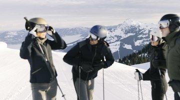 Gruppe unterhält sich bei einer Pause beim Skifahren