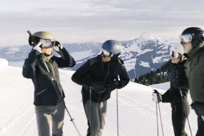 Gruppe unterhält sich bei einer Pause beim Skifahren