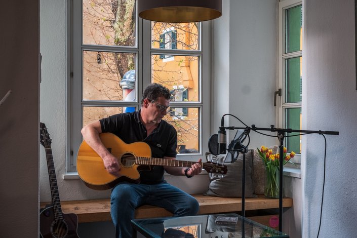 Mann mit Gitarre