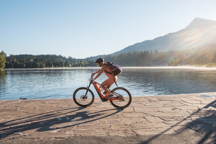 Fahrradfahrerin am See